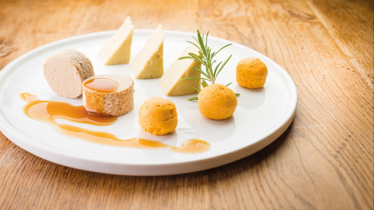 Lamsschouder gelakt met honing, curry, knoflook en boontjes met jus (fingerfood) Lamsschouder gelakt met honing, curry, knoflook en boontjes met jus (fingerfood)