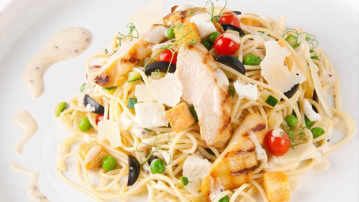Lauwwarme spaghettisalade met gegrilde kip, mozzarella en oventomaatjes Lauwwarme spaghettisalade met gegrilde kip, mozzarella en oventomaatjes