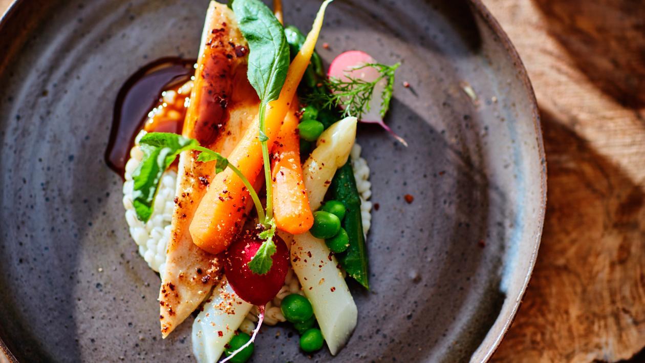 Maiskip met asperges, risotto van parelgort met dragon-hollandaise Maiskip met asperges, risotto van parelgort met dragon-hollandaise