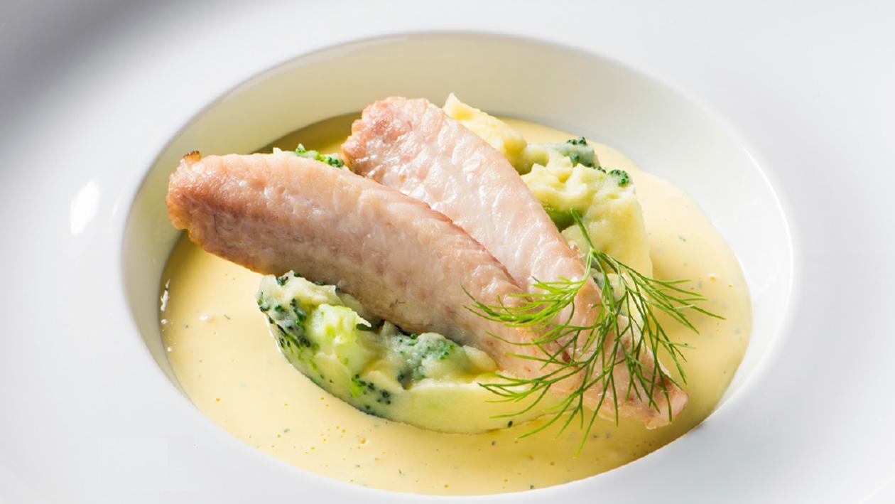Makreelfilet met dille, broccolipuree en mousselinesaus Makreelfilet met dille, broccolipuree en mousselinesaus