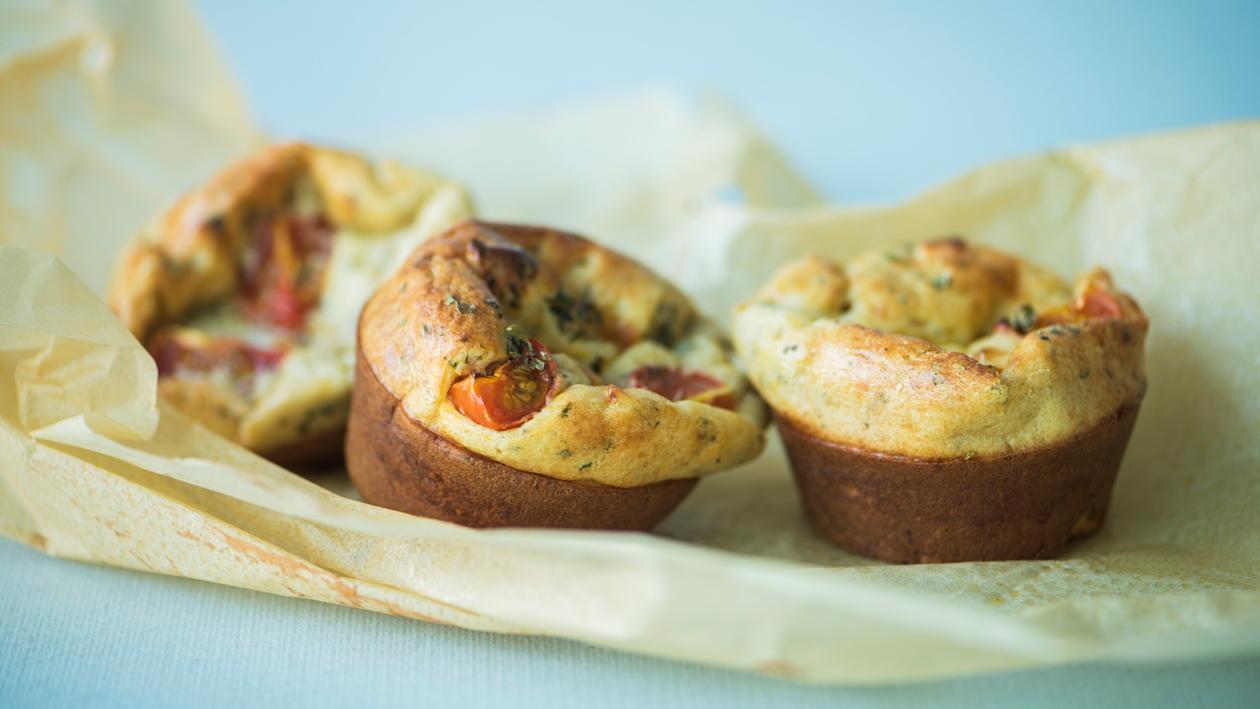 Muffin met tomaat en mozzarella Muffin met tomaat en mozzarella