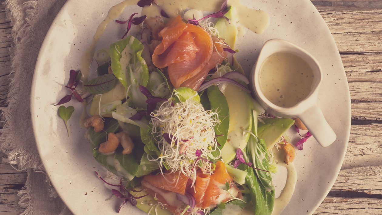 Paksoi, groene sla en gerookte zalm met romige avocado dressing – Recept Paksoi, groene sla en gerookte zalm met romige avocado dressing – Recept