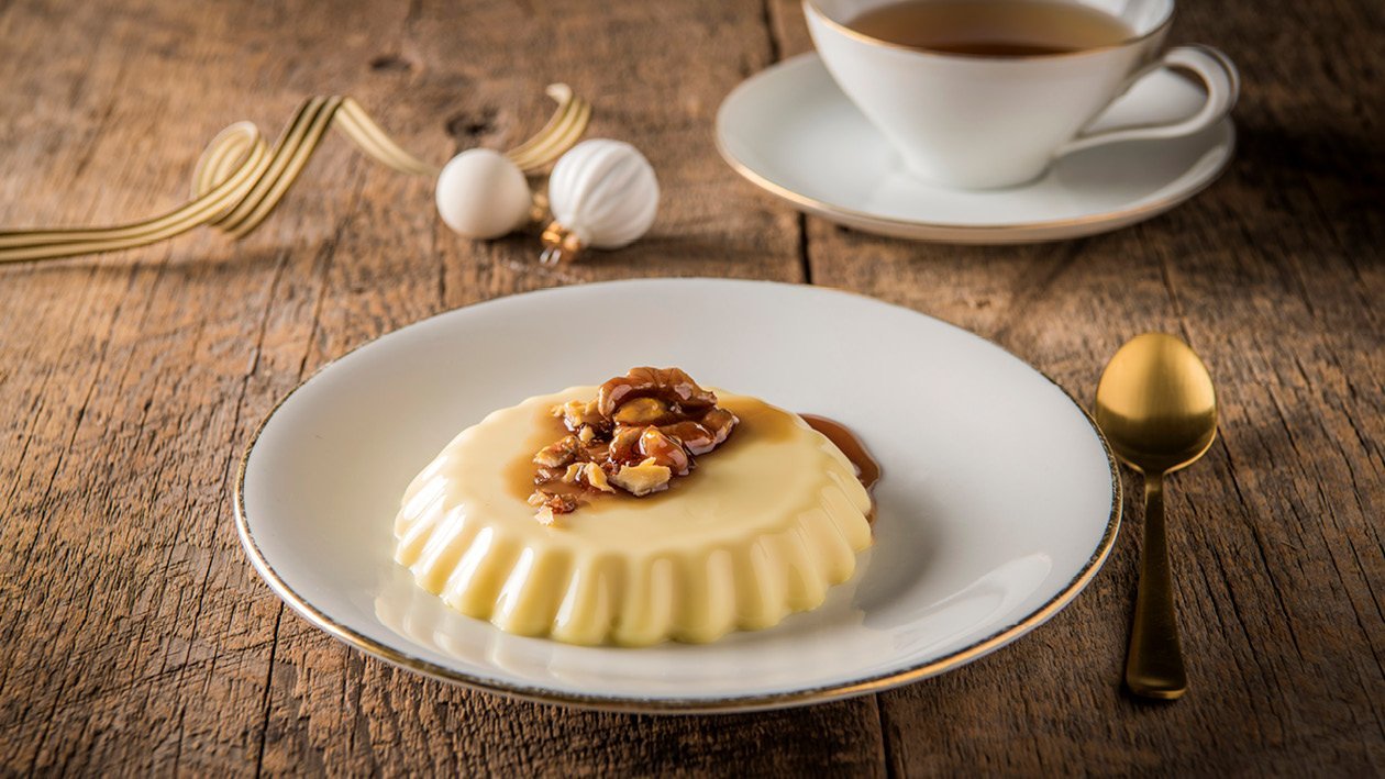 Panna cotta met sinaasappel, honingchocolade en gekarameliseerde walnoten Panna cotta met sinaasappel, honingchocolade en gekarameliseerde walnoten