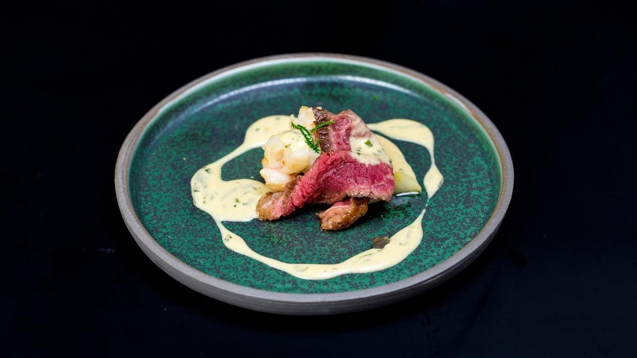 Picanha met gamba, gebakken asperge, béarnaise van schaaldieren en gedroogde kappertjes Picanha met gamba, gebakken asperge, béarnaise van schaaldieren en gedroogde kappertjes