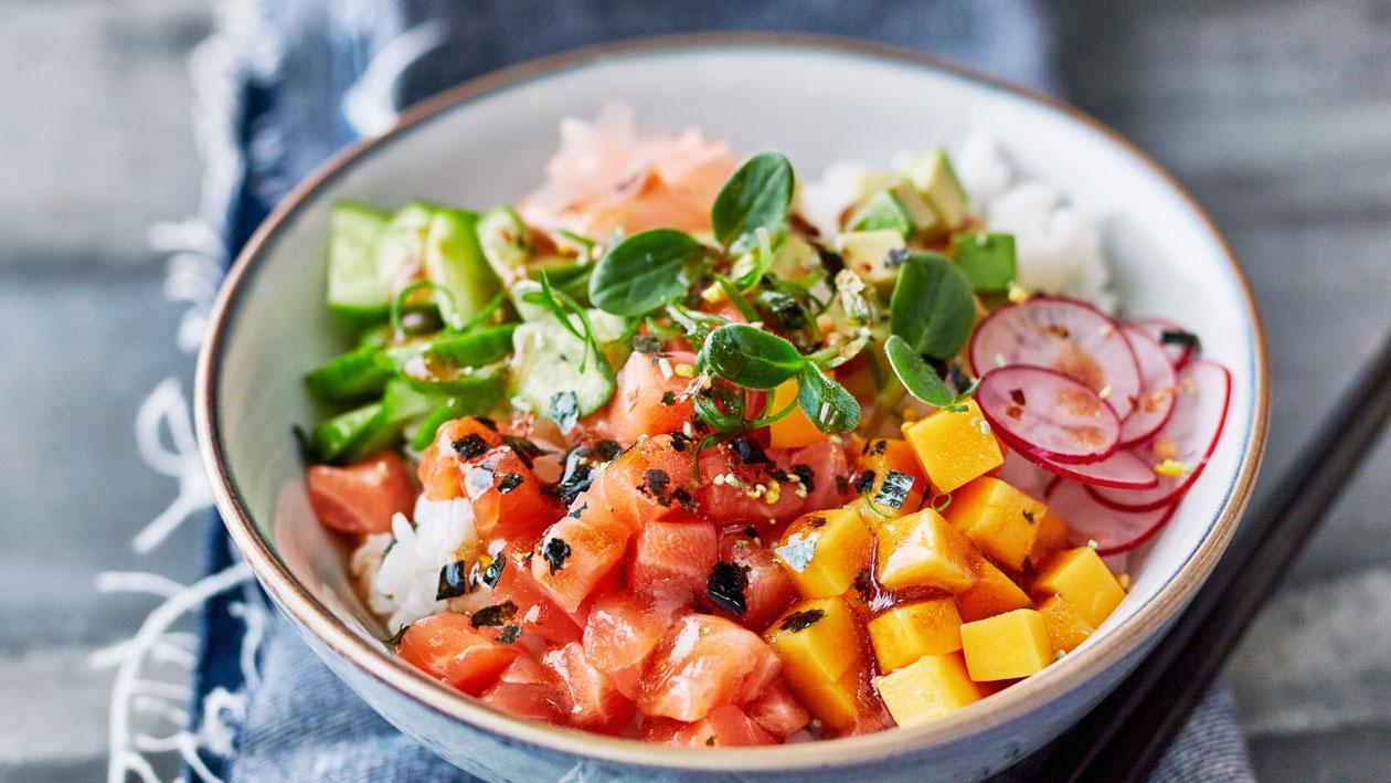 Poké bowl met zalm en ponzu mayonaise