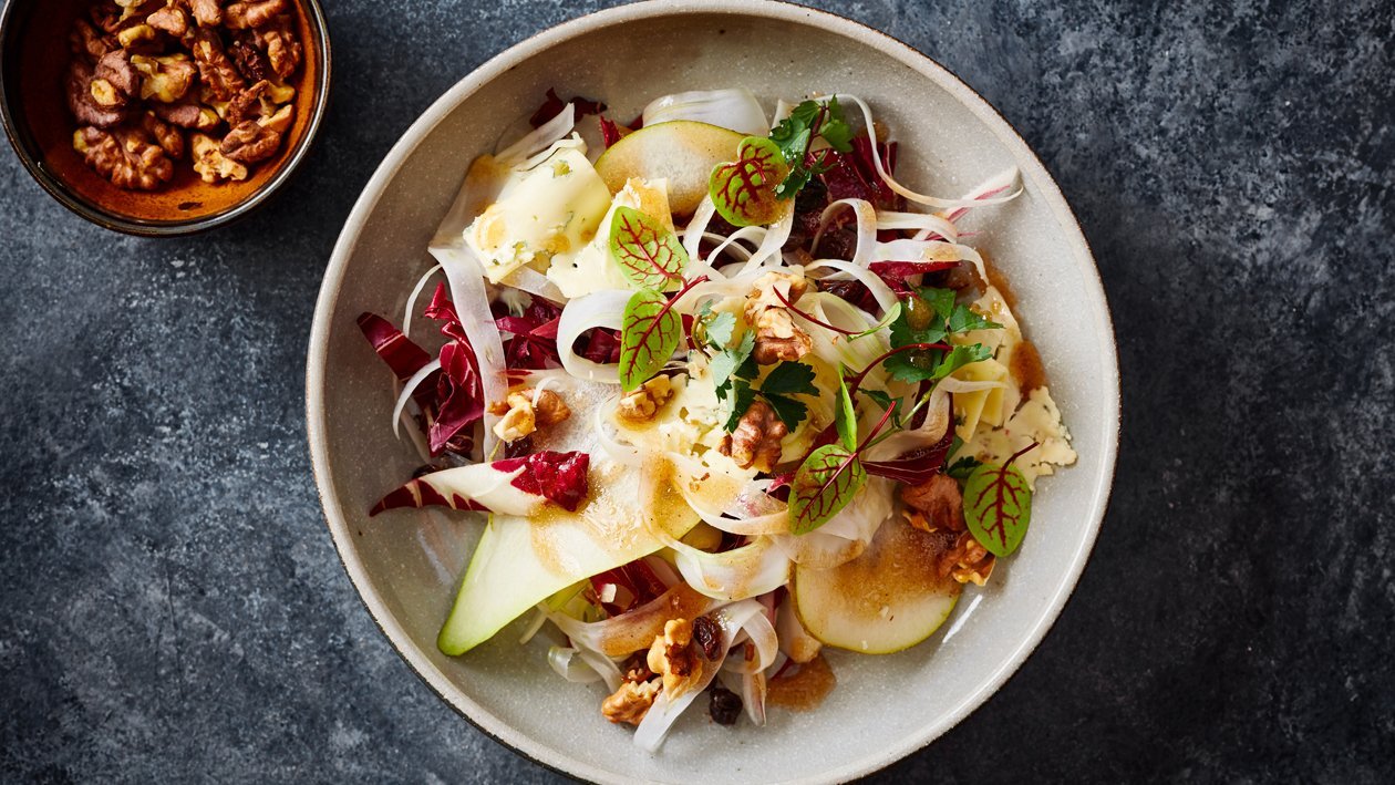Radicchio, peer, blauwe aderkaas en amandelen met Hellmann’s Cider Sherry Vinegar Vinaigrette Radicchio, peer, blauwe aderkaas en amandelen met Hellmann’s Cider Sherry Vinegar Vinaigrette