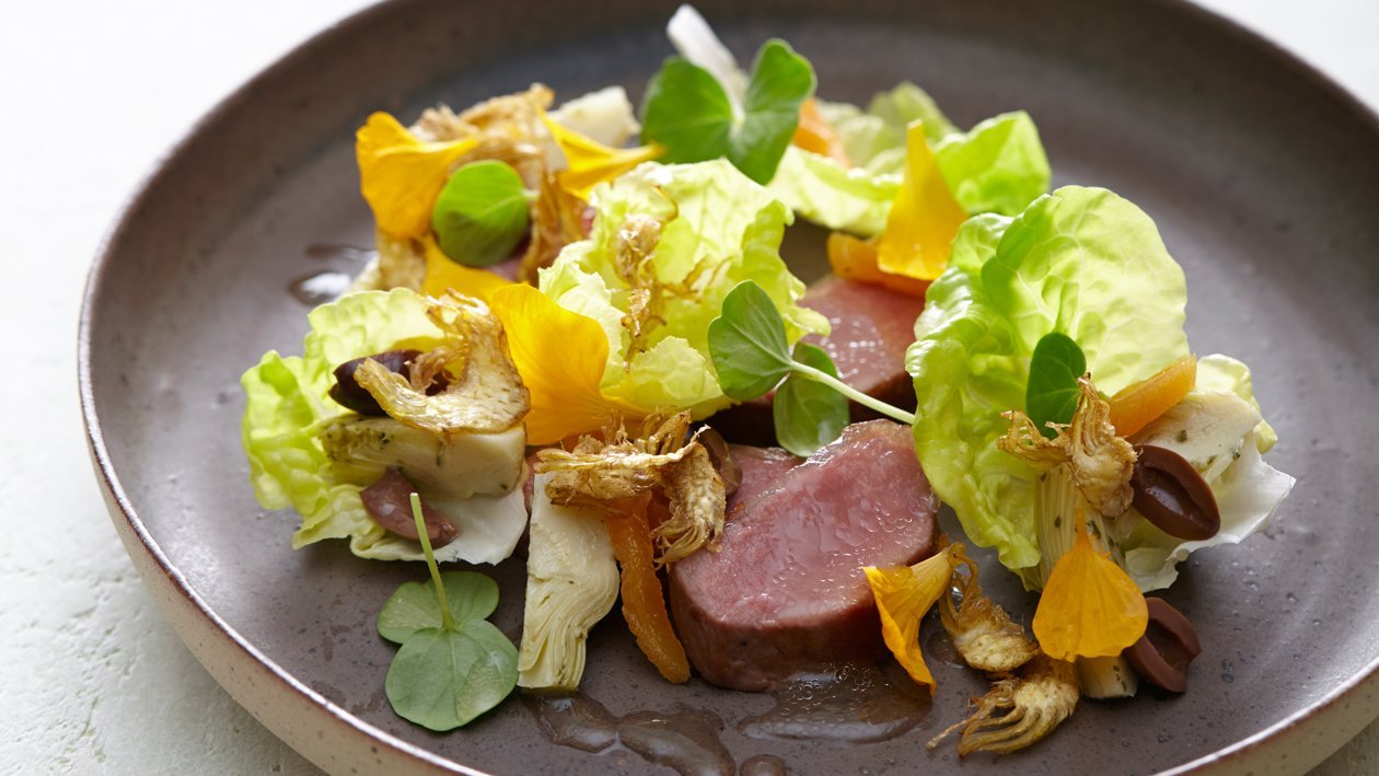 Salade met lamsfilet, abrikozen, olijven en artisjok Salade met lamsfilet, abrikozen, olijven en artisjok