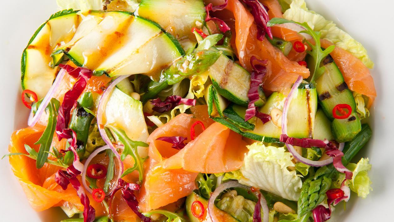 Salade van gegrilde courgette met gerookte zalm en jalapeno-gembervinaigrette Salade van gegrilde courgette met gerookte zalm en jalapeno-gembervinaigrette