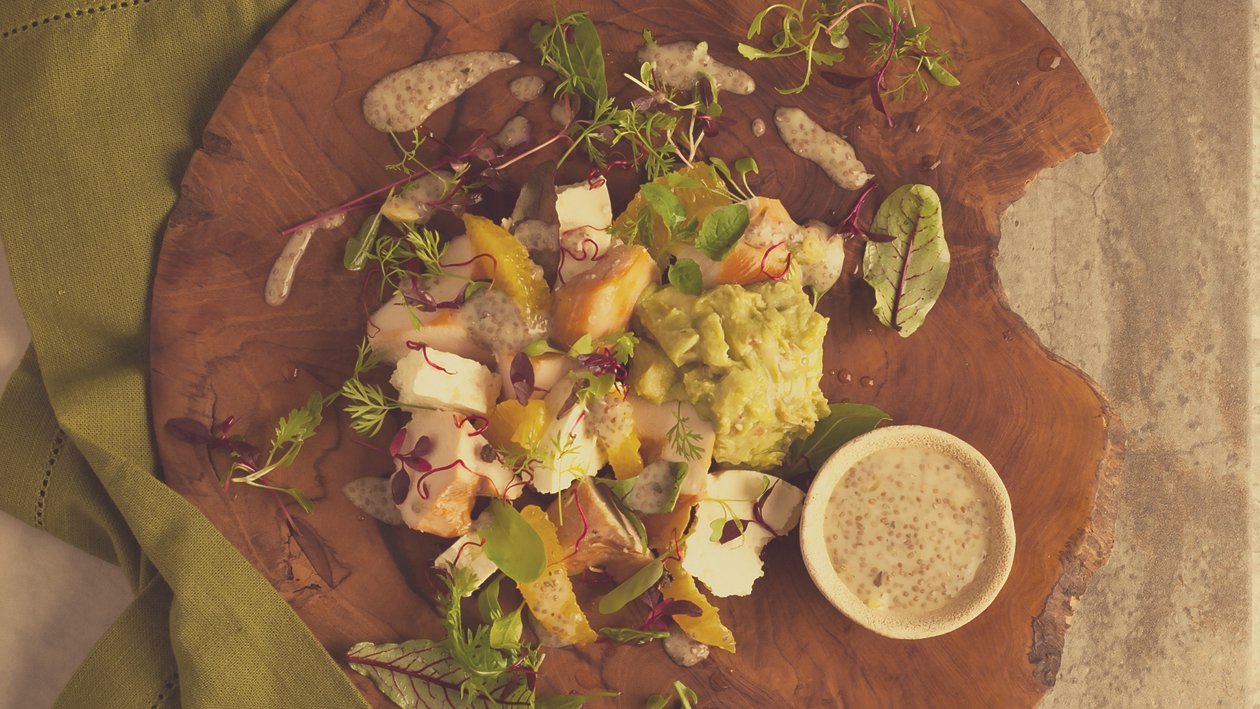 Salade van gerookte kip, feta en guacamole met dressing van sinaasappel en chiazaadjes Salade van gerookte kip, feta en guacamole met dressing van sinaasappel en chiazaadjes
