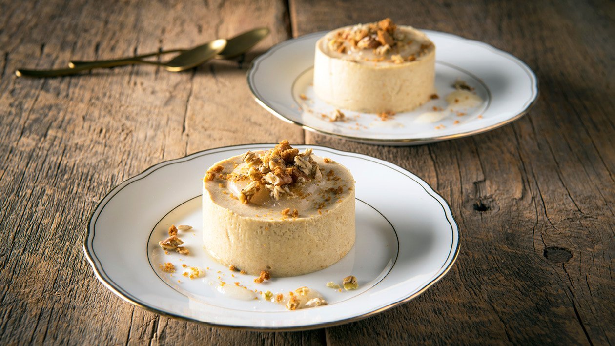 Speculoosbavarois met kruidige gelei van peren en granola Speculoosbavarois met kruidige gelei van peren en granola