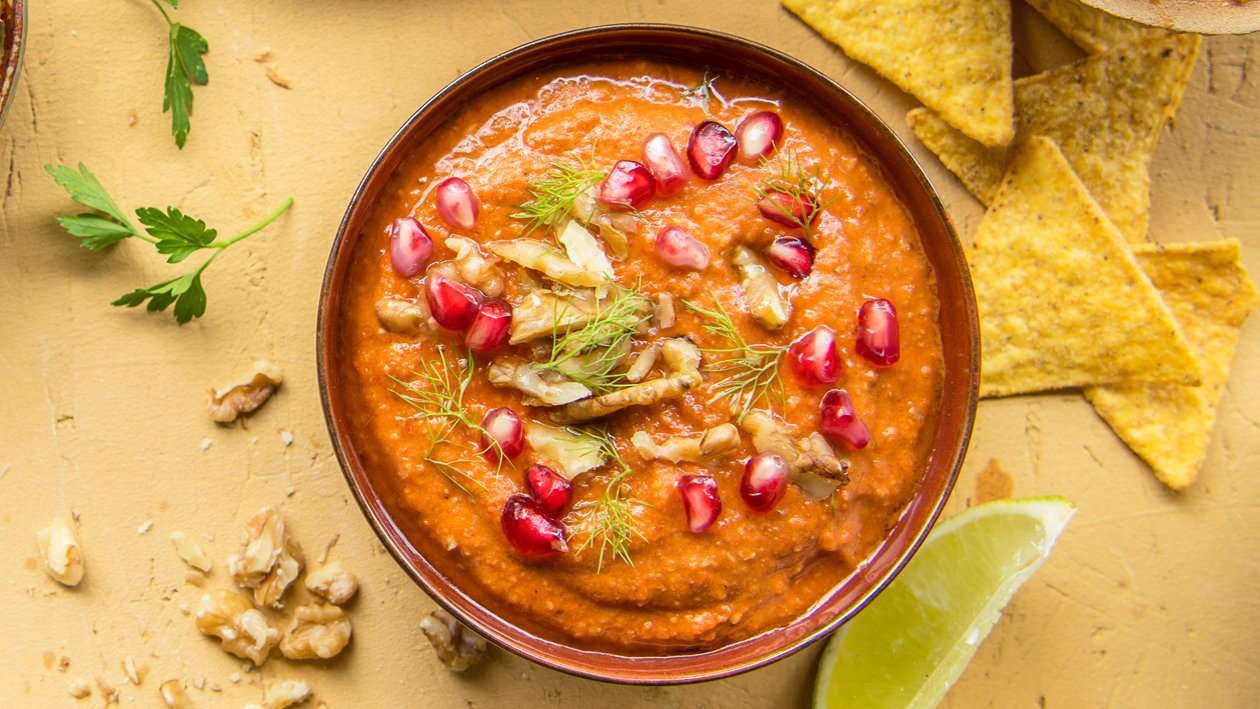Syrische muhammara met tomaat, paprika en walnoten Syrische muhammara met tomaat, paprika en walnoten
