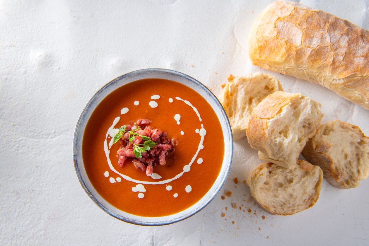 Tomatencrème met spekjes en tuinkruiden – Recept Tomatencrème met spekjes en tuinkruiden – Recept