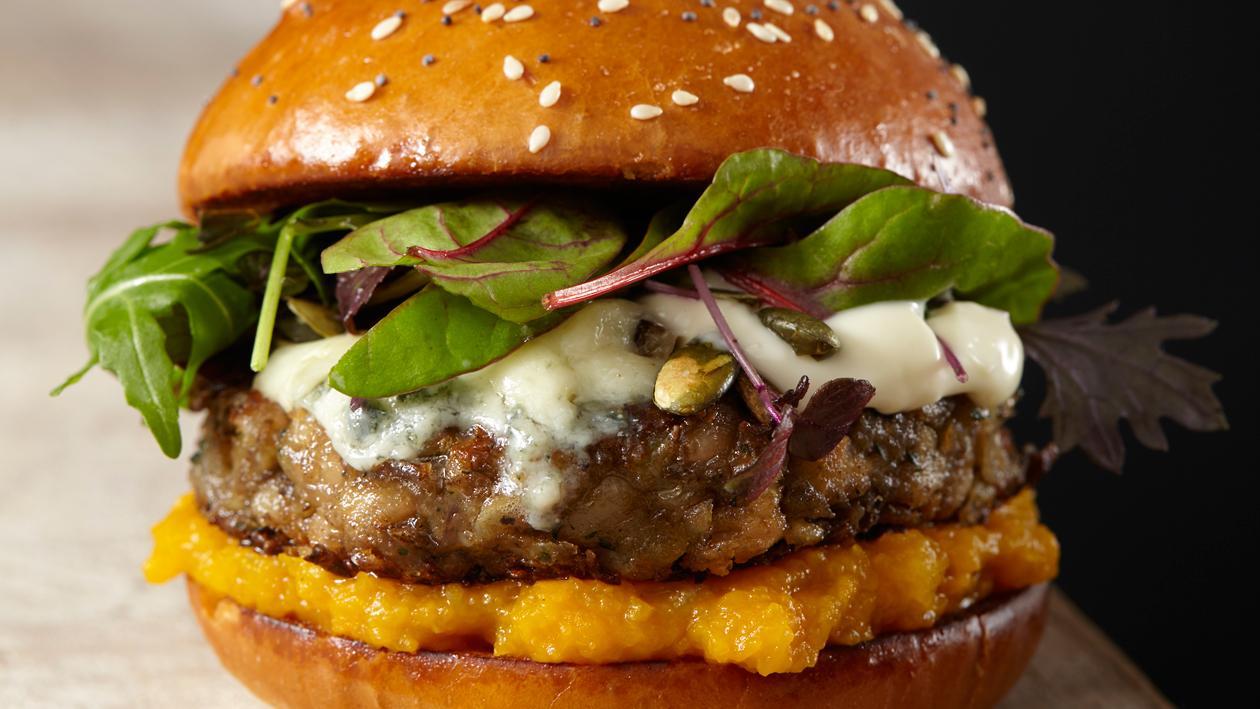 Vegetarische burger met Roquefort en pompoenmayonaise Vegetarische burger met Roquefort en pompoenmayonaise