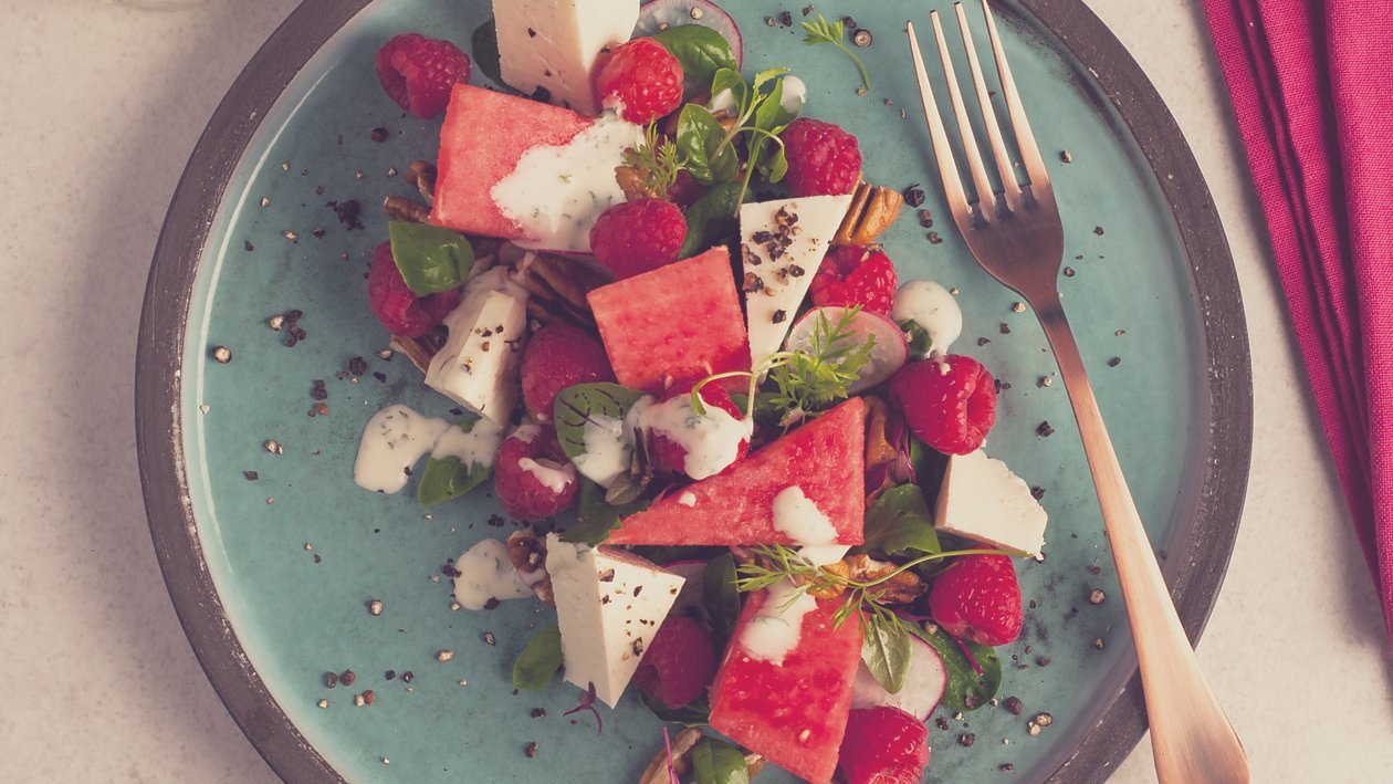 Watermeloen salade met ricotta, frambozen en een een kruidige slagroomdressing Watermeloen salade met ricotta, frambozen en een een kruidige slagroomdressing