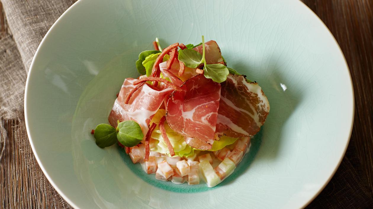 Wild zwijn coppa met hutsepotsalade, kropsla en krokante rookworst Wild zwijn coppa met hutsepotsalade, kropsla en krokante rookworst