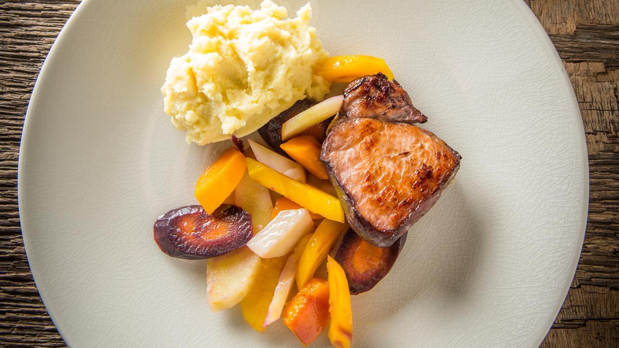 Wild zwijn met bordelaise, aardappelpuree en vergeten groenten – Recept Wild zwijn met bordelaise, aardappelpuree en vergeten groenten – Recept