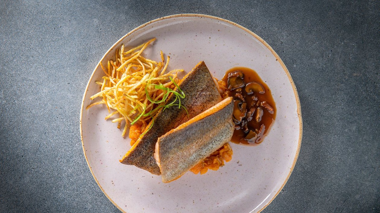 Zalmforel met compote van pompoen, pomme allumette en een Ardense saus Zalmforel met compote van pompoen, pomme allumette en een Ardense saus
