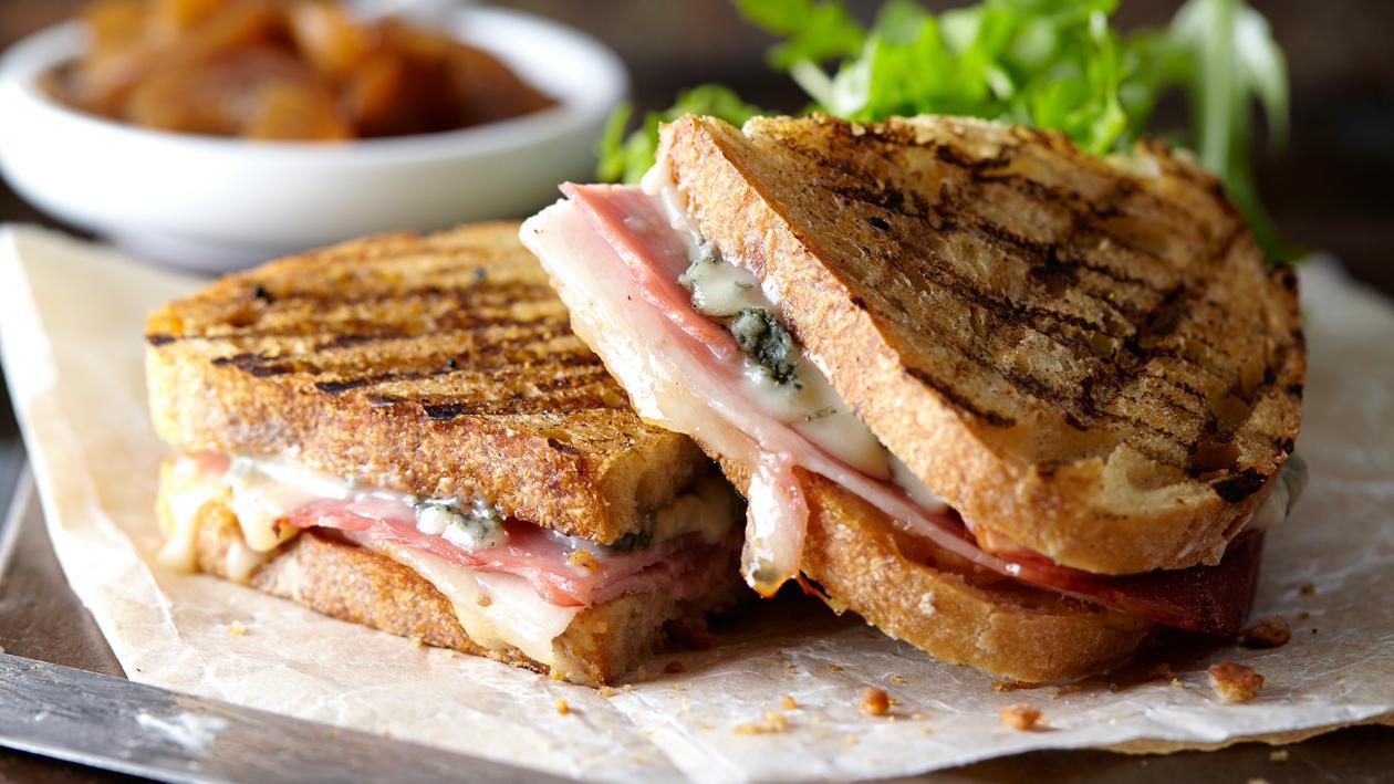 Zuurdesem tosti met gorgonzola Zuurdesem tosti met gorgonzola