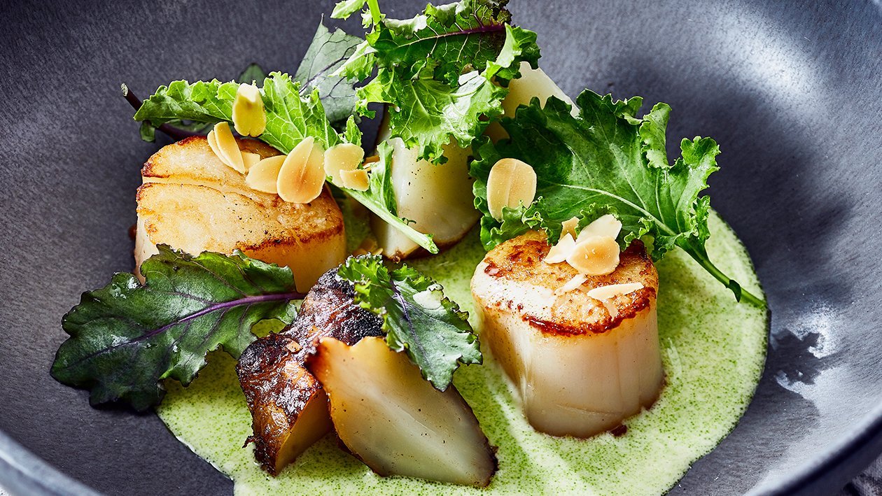 Aardpeer met coquilles, boerenkool en beurre blanc Aardpeer met coquilles, boerenkool en beurre blanc