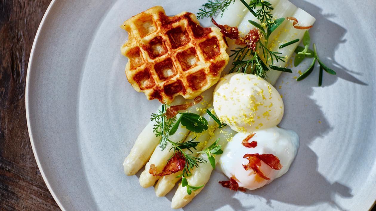 Asperges met kruiden, 64˚C eitje, hollandaise, aardappelwafel Asperges met kruiden, 64˚C eitje, hollandaise, aardappelwafel