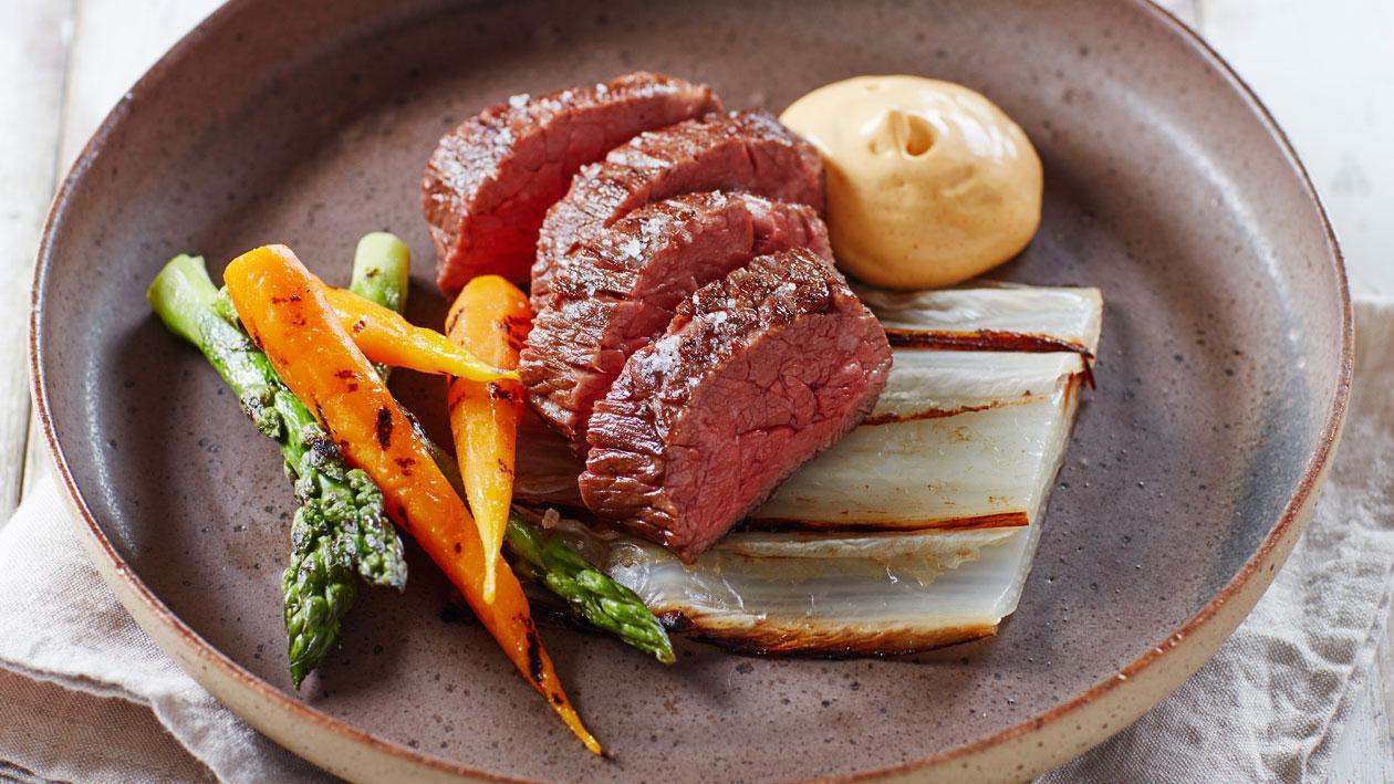 Bavette met geroosterde Chinese kool en paprikasaus Bavette met geroosterde Chinese kool en paprikasaus