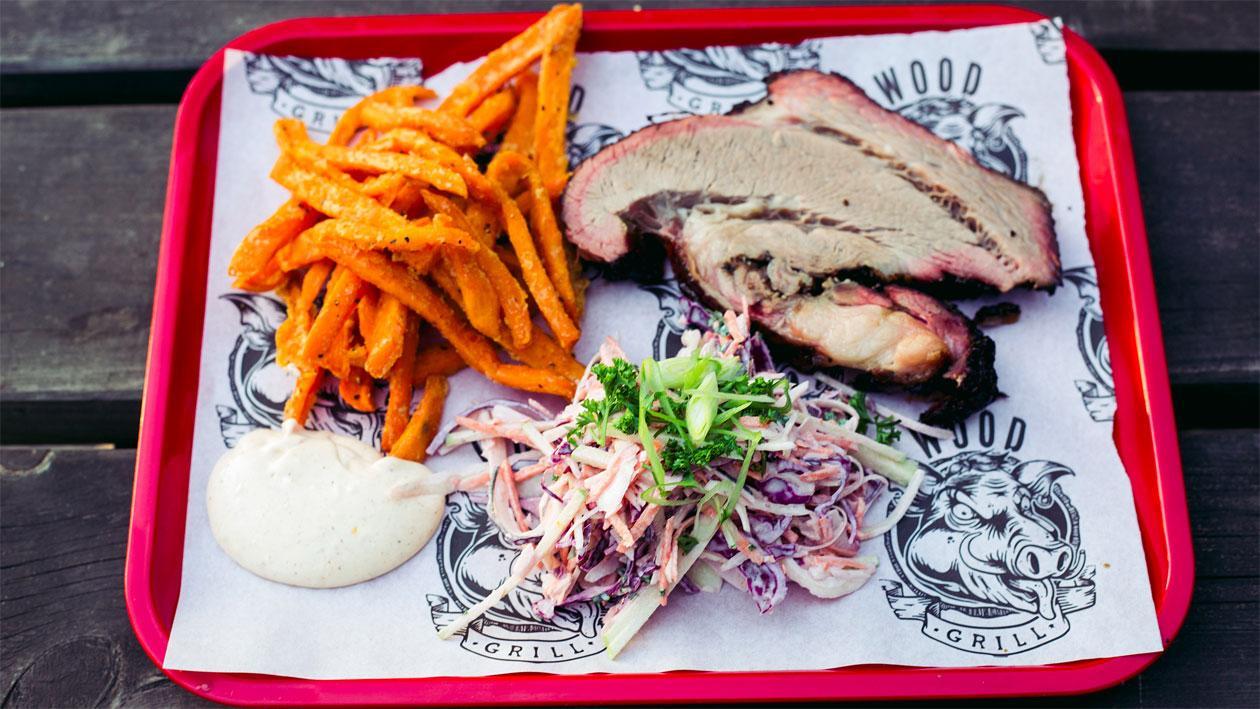 Brisket geserveerd met coleslaw en zoete aardappelfriet Brisket geserveerd met coleslaw en zoete aardappelfriet