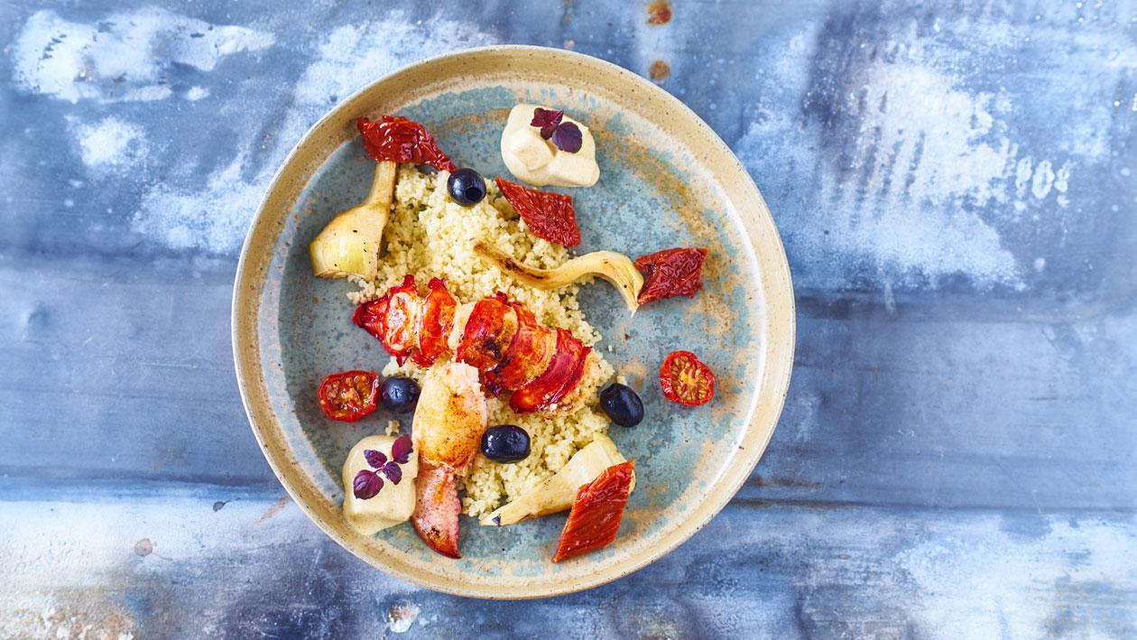 Couscous met artisjokken, zongedroogde tomaten en taggiasche olijven, gegrilde kreeft en ananaskerriesaus Couscous met artisjokken, zongedroogde tomaten en taggiasche olijven, gegrilde kreeft en ananaskerriesaus