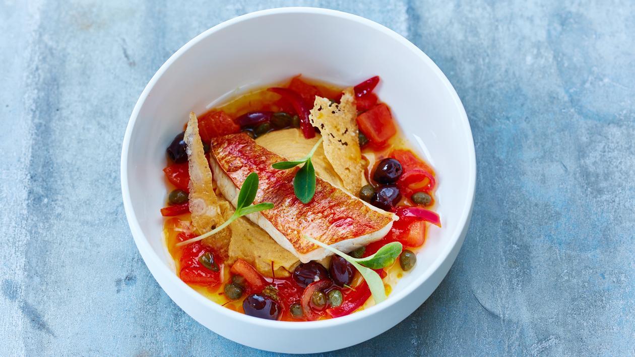 Gebakken mul met chorizocrème en een chutney van tomaten, olijven, kappertjes en saffraan Gebakken mul met chorizocrème en een chutney van tomaten, olijven, kappertjes en saffraan