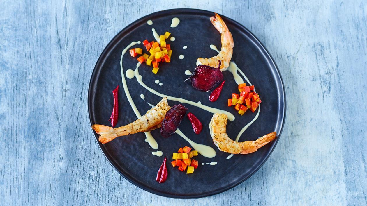 Gegrilde rode garnaal met aioli, paprika, rode bieten en reductie van rode wijn en steranijs