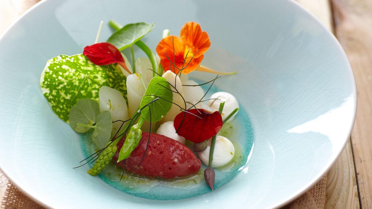 Gemarineerde asperges met geitenkaas en gebakken tomaat Gemarineerde asperges met geitenkaas en gebakken tomaat