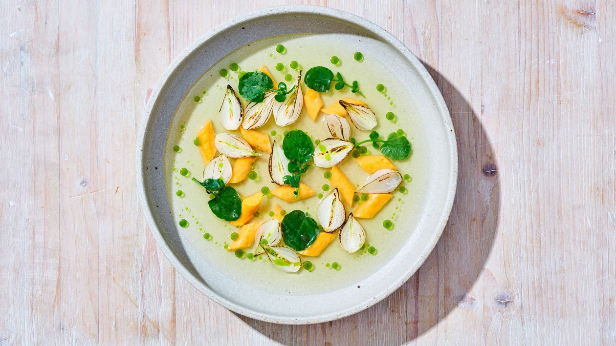 Kippenbouillon met zoete aardappel dumplings en zilveruitjes Kippenbouillon met zoete aardappel dumplings en zilveruitjes