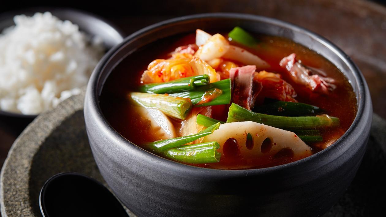 Koreaanse rundvlees soep met kimchi en rijst Koreaanse rundvlees soep met kimchi en rijst