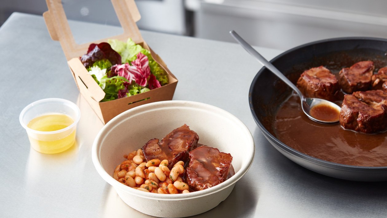 Lams procureur met witte bonen in tomatensaus (delivery) Lams procureur met witte bonen in tomatensaus (delivery)