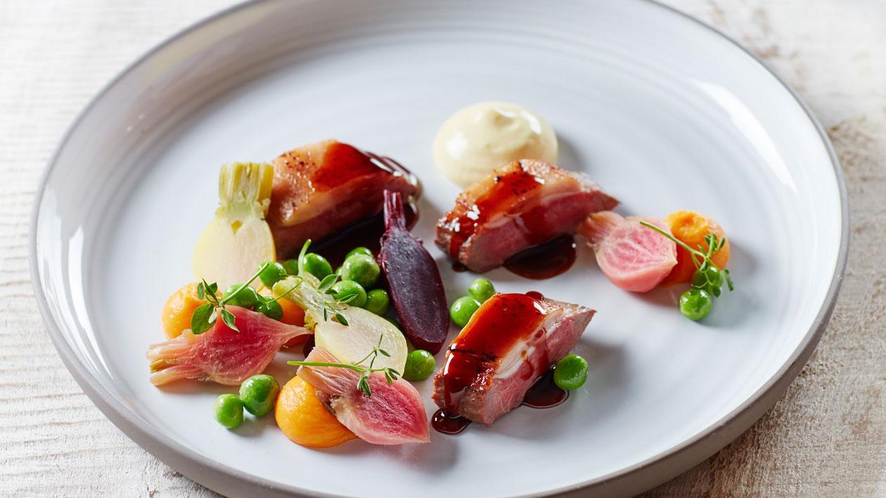 Lamsfilet met bietjes, zoete aardappel en vadouvan Lamsfilet met bietjes, zoete aardappel en vadouvan