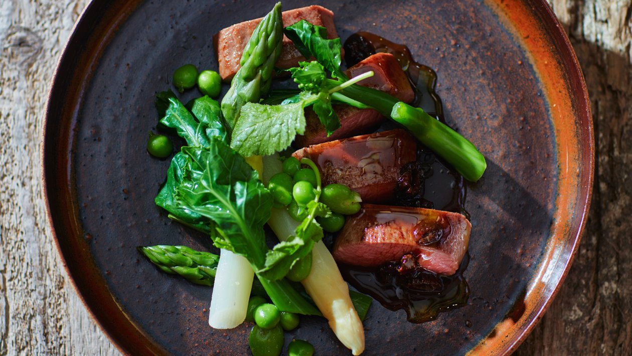Lamsfilet met morilles, asperges en amsoi-hollandaise Lamsfilet met morilles, asperges en amsoi-hollandaise
