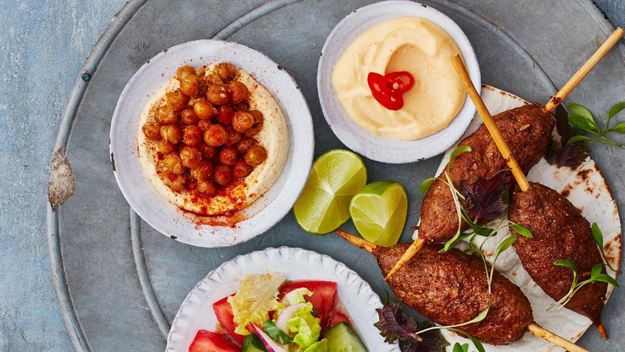 Lamsspiesjes met humus en harissa aioli Lamsspiesjes met humus en harissa aioli