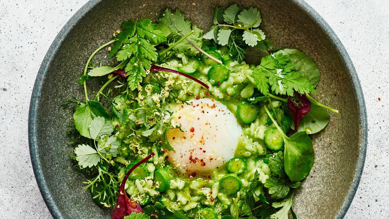 Risotto met groene asperges, weidekruiden en een 62ºC eitje Risotto met groene asperges, weidekruiden en een 62ºC eitje