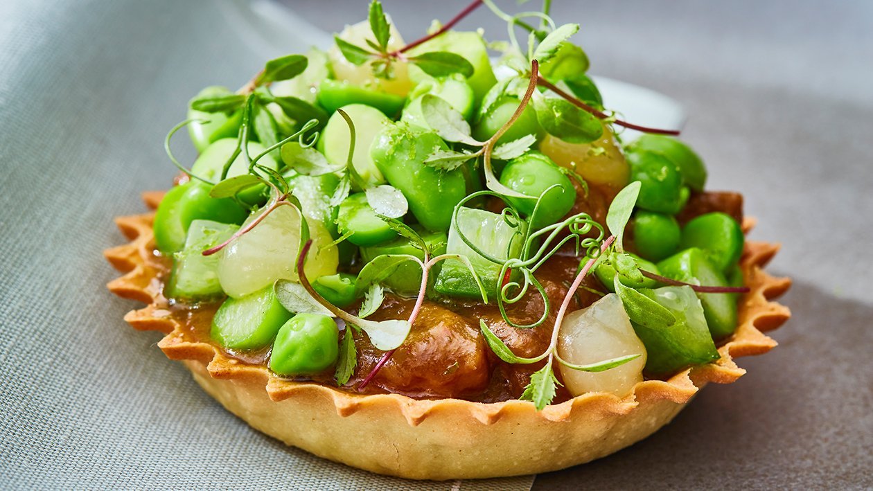 Tartetette met lams rendang met doperwten, tuinboontjes en asperges Tartetette met lams rendang met doperwten, tuinboontjes en asperges