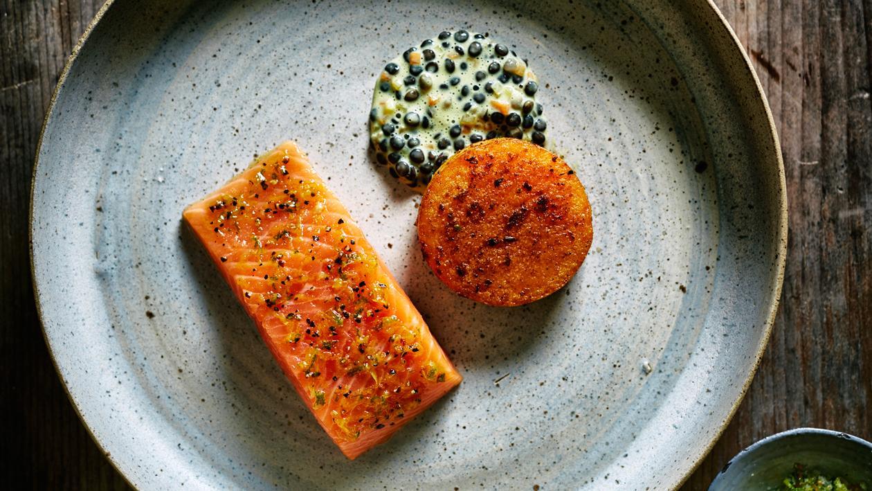 Zalmforel met geroosterde pompoen en beluga linzencurry Zalmforel met geroosterde pompoen en beluga linzencurry