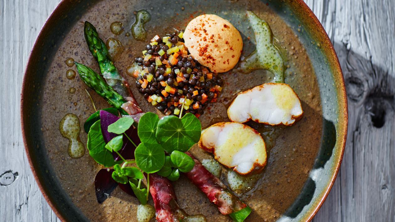 Zeeduivel met linzen, gebakken asperges en pittige hollandaise Zeeduivel met linzen, gebakken asperges en pittige hollandaise