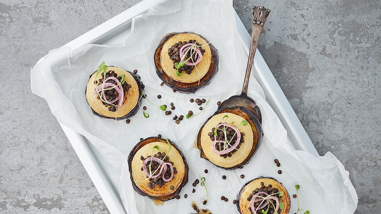 Aubergine ”toast” med geitost, salatløk og røkte belugalinser – Oppskrift Aubergine ”toast” med geitost, salatløk og røkte belugalinser – Oppskrift