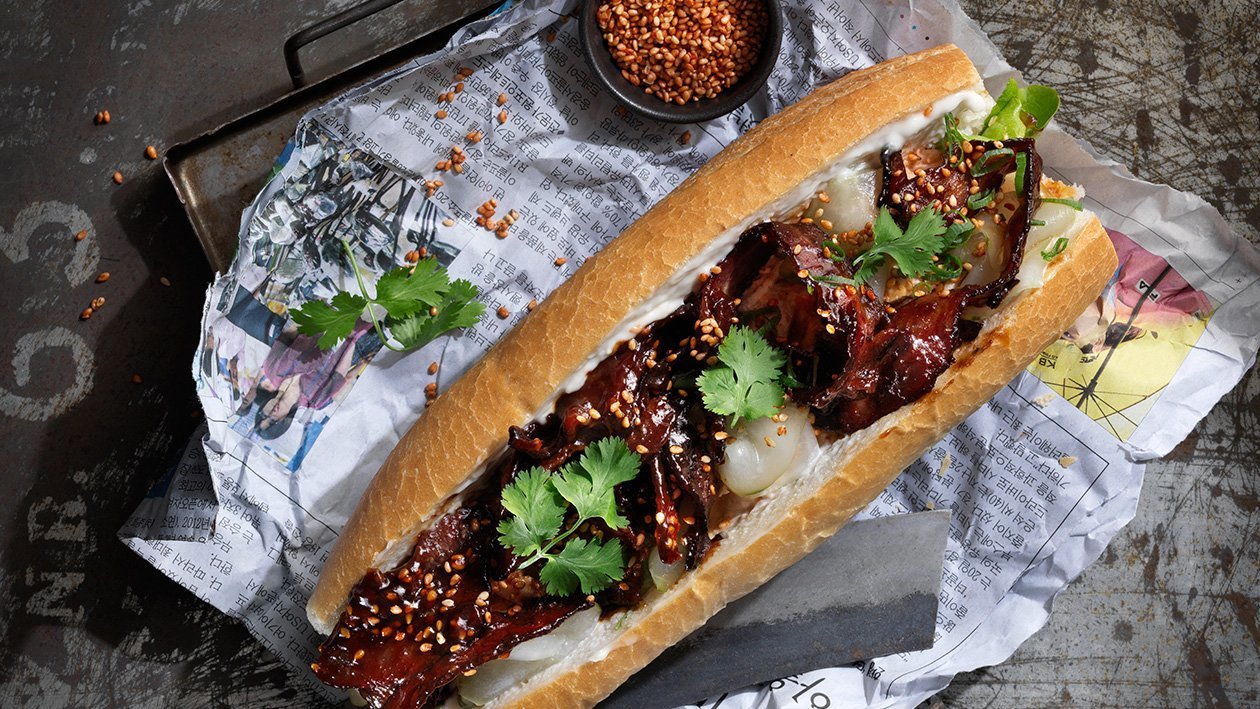 Banh mi med hoisinbacon, kyllingsalat og koriander – Oppskrift Banh mi med hoisinbacon, kyllingsalat og koriander – Oppskrift