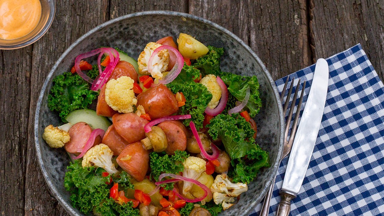 Grønnkålsalat med bratwurst, poteter, stekt blomkål, sopp og røkt chilidressing – Oppskrift Grønnkålsalat med bratwurst, poteter, stekt blomkål, sopp og røkt chilidressing – Oppskrift