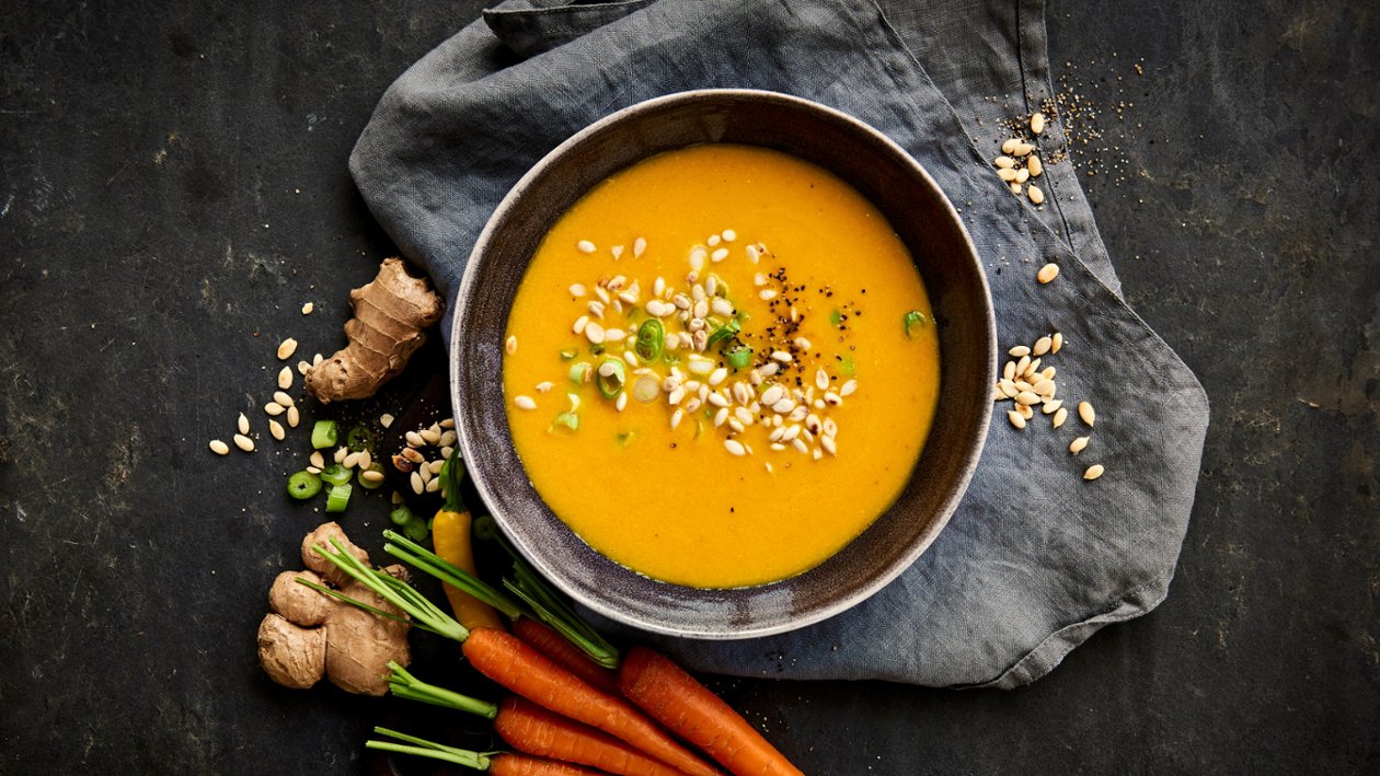 Gulrotsuppe med kaffir-limebladerog ingefær – Oppskrift Gulrotsuppe med kaffir-limebladerog ingefær – Oppskrift