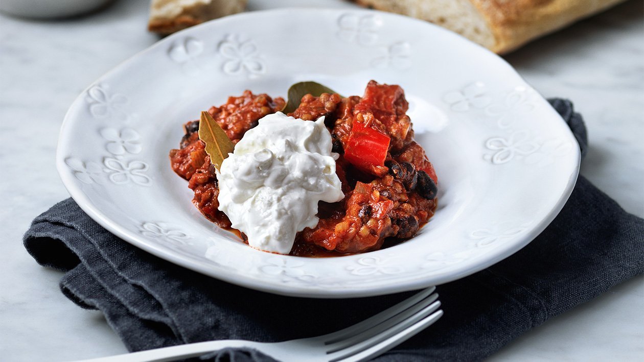 Linse- og bønnegryte med røkt chili og geiteyoghurt – Oppskrift Linse- og bønnegryte med røkt chili og geiteyoghurt – Oppskrift