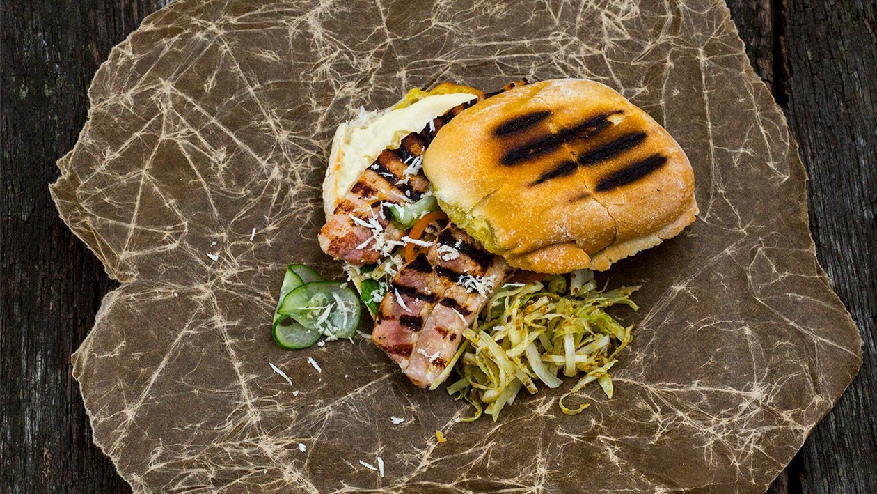 Sandwich med sideflesk, pepperrot, bakt hvitkål, sylteagurk og dijondressing – Oppskrift Sandwich med sideflesk, pepperrot, bakt hvitkål, sylteagurk og dijondressing – Oppskrift