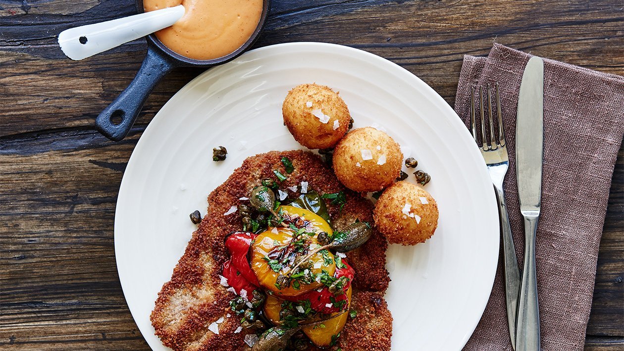 Schnitzel med paprikakrem og potetkuler – Oppskrift Schnitzel med paprikakrem og potetkuler – Oppskrift