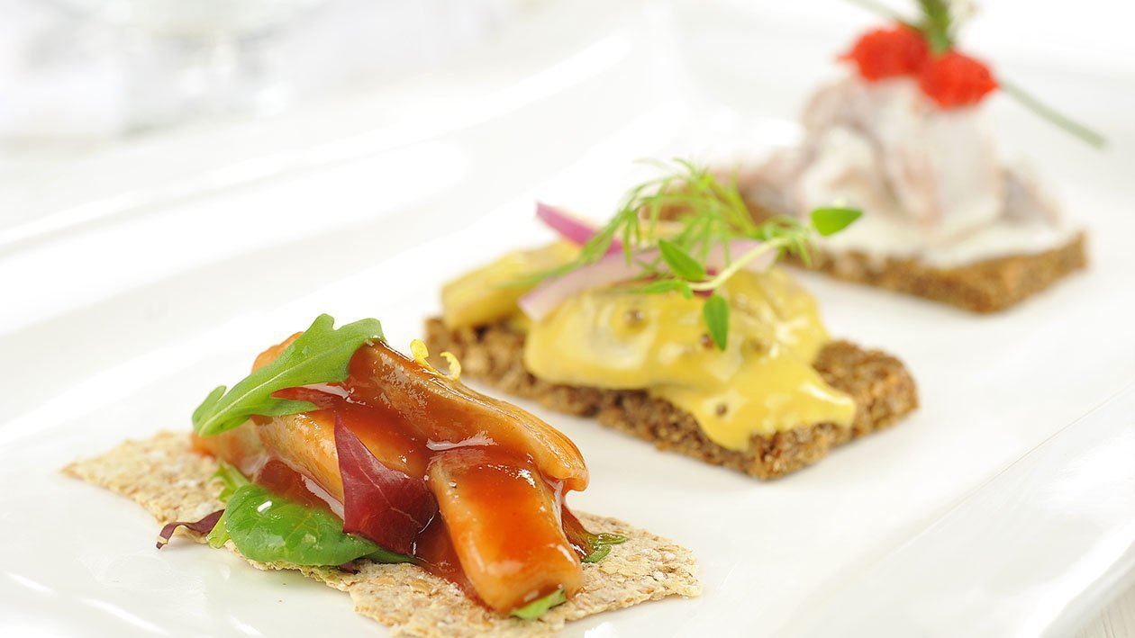 Sildetallerken med tomatsild, rømmesild og sennepsild – Oppskrift Sildetallerken med tomatsild, rømmesild og sennepsild – Oppskrift