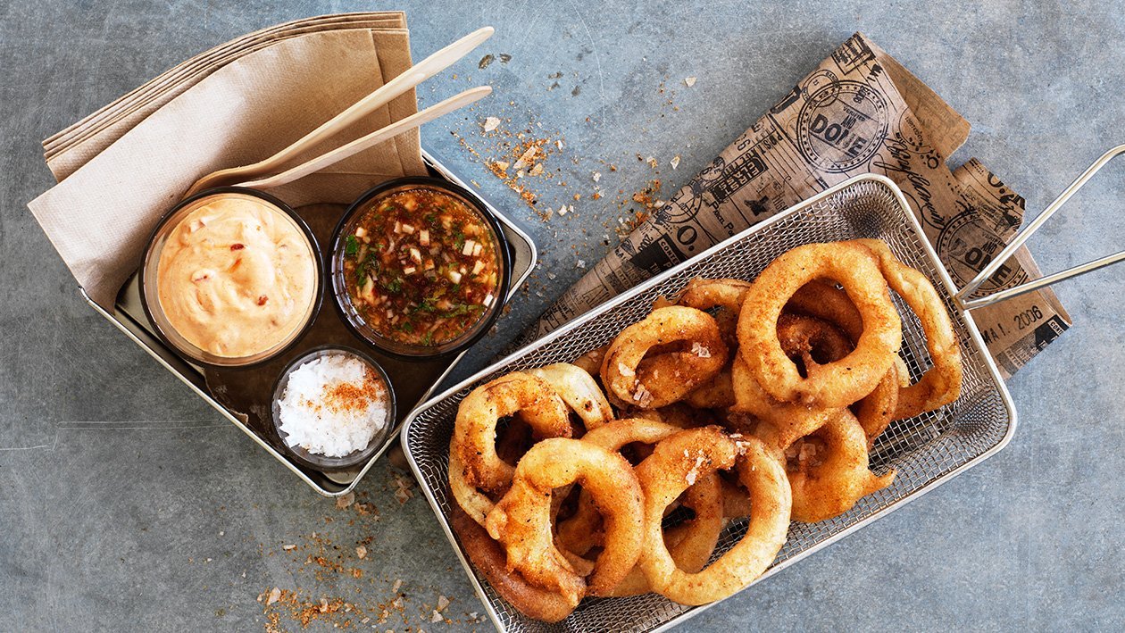 Sprø løkringer i beerbatter med to dipper – Oppskrift Sprø løkringer i beerbatter med to dipper – Oppskrift