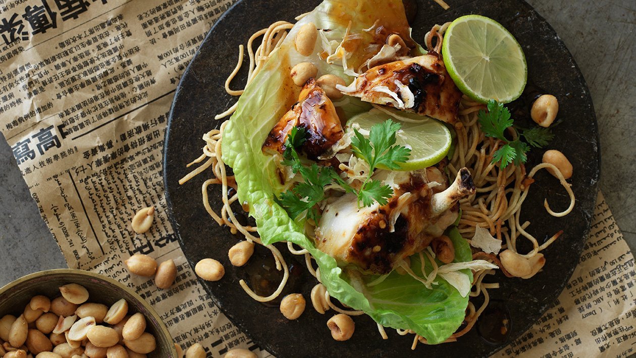 Sprø nudler med kyllingsalat, chili og revet kokos – Oppskrift Sprø nudler med kyllingsalat, chili og revet kokos – Oppskrift